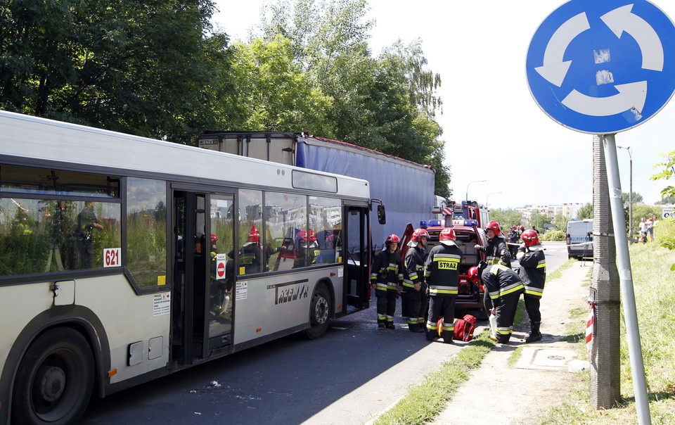 Zderzenie ciężarówki i autobusu