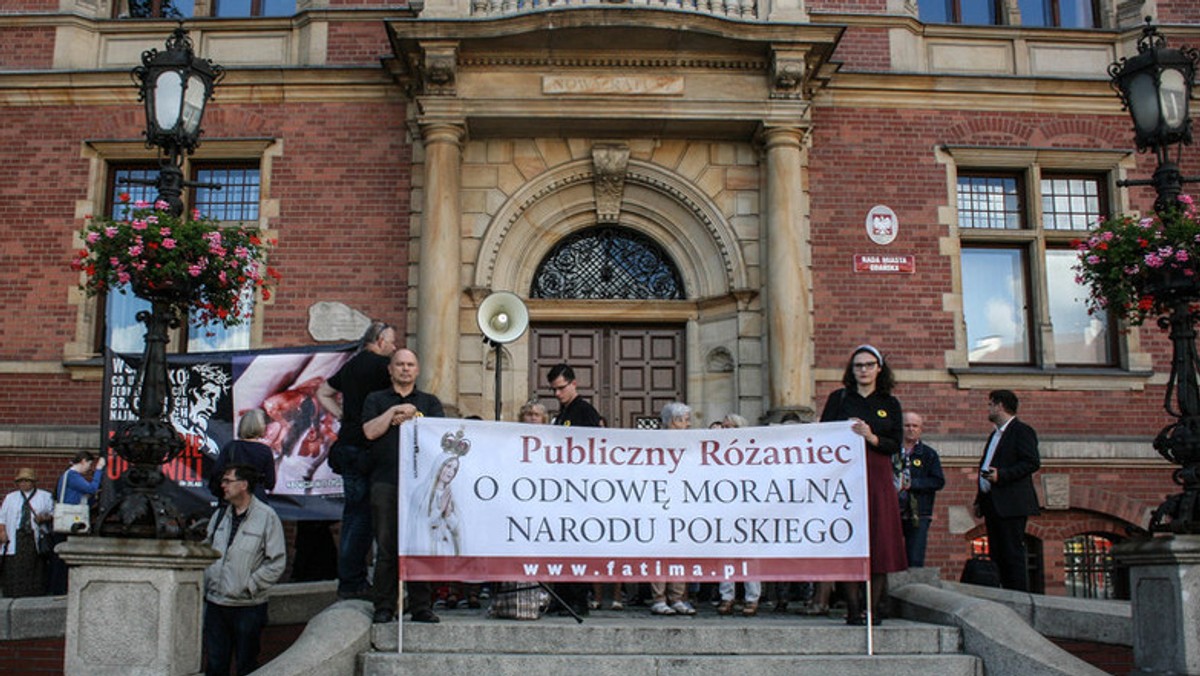 Już nie tylko Gdańsk i Słupsk, w tym miesiącu publicznie modlących się ludzi zobaczymy też w Wejherowie, Tczewie i Gdyni. Różańce zostaną odprawione w intencji odnowy moralnej narodu polskiego.