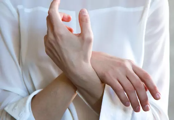 Pięć kosmetyków, które działają jak opatrunek na spierzchnięte dłonie. Warto nosić je w torebce