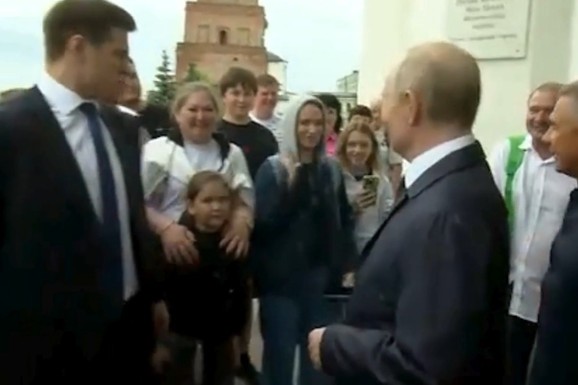 (VIDEO) PUTIN U CENTRU SKANDALA Izašao pred "obožavaoce", a onda ga ODAO TELOHRANITELJ: Jedna reč RAZOTKRILA PREVARU Rusije