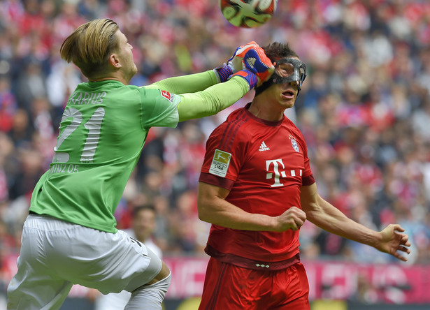 Liga niemiecka: Lewandowski znów dostał w twarz od bramkarza. Ochroniła go maska. FOTO