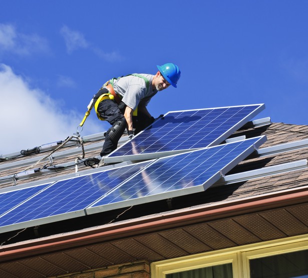 Czy miasto korzystające z paneli fotowoltaicznych podlega akcyzie za energię przy wynajmie i użyczeniu pomieszczeń?