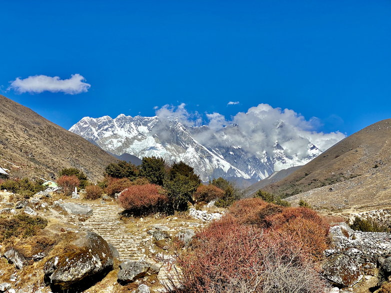 Okolice wioski Pangboche. W chmurach ośmiotysięczne szczyty Mount Everest i Lhotse