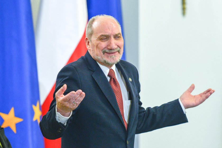 Macierewicz chce zabijać pancernymi długopisami?!