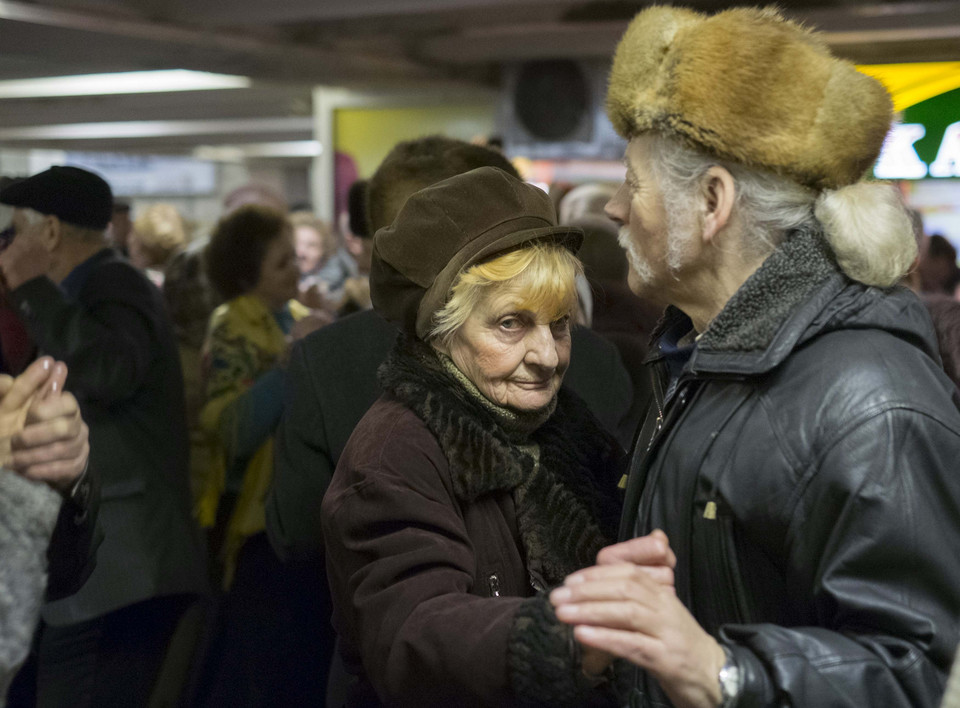 Ukraińscy seniorzy tańczą w metrze