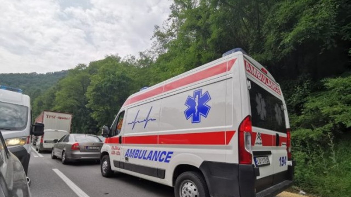 Vozač škode sleteo u reku kod Ivanjice: Dojurili vatrogasci, hitna i policija