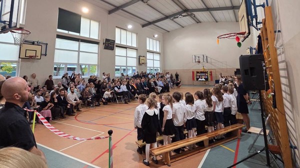 300 plus przysługuje na każde dziecko uczące się w szkole do ukończenia 20. roku życia, a w przypadku dzieci z niepełnosprawnościami do 24. roku życia.