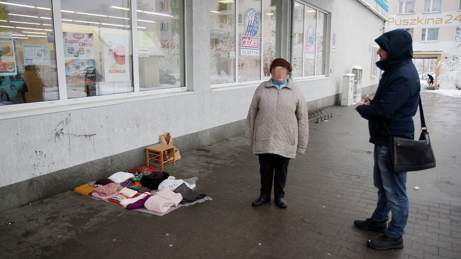 Sprzedaje skarpety, czapki i apaszki, które sama dzierga. Pani Helena z olsztyńskiego Zatorza dorabia do emerytury