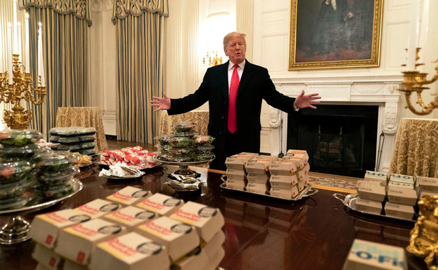 Donald Trump ugościł sportowców jedzeniem z fast food. "Kupiliśmy tysiąc hamburgerów z niemal wszystkich amerykańskich firm"