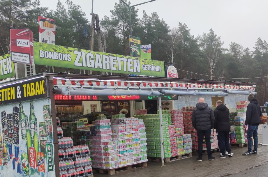 Fajerwerki sprzedają przy granicy np. sklepy, które do tej pory specjalizowały się w napojach i papierosach