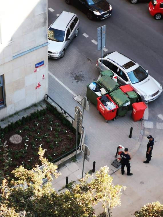 Policjanci przed biurem PiS (zdjęcie z wtorku)