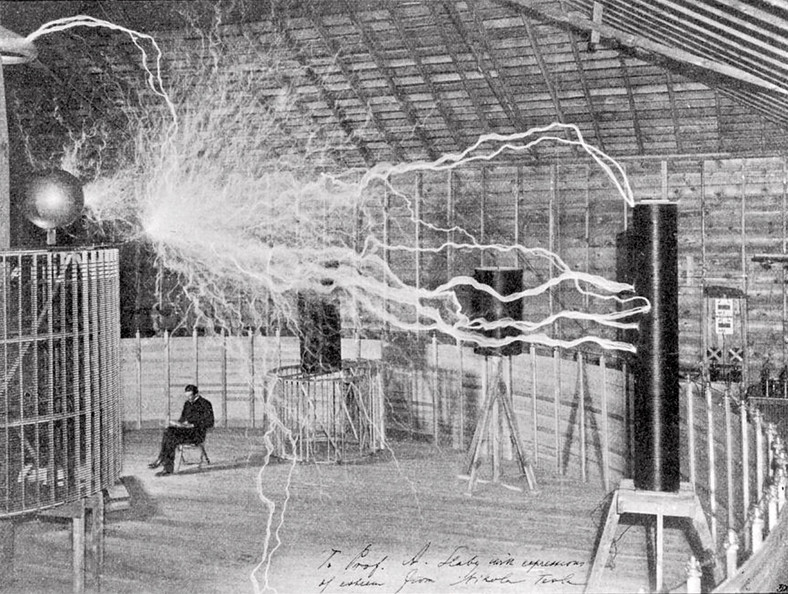 Nikola Tesla w swoim laboratorium, około 1899