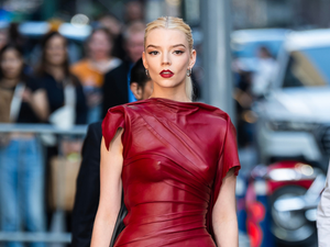 Anya Taylor-Joy pucérruhája a legvadabb álmainkat is felülmúlja