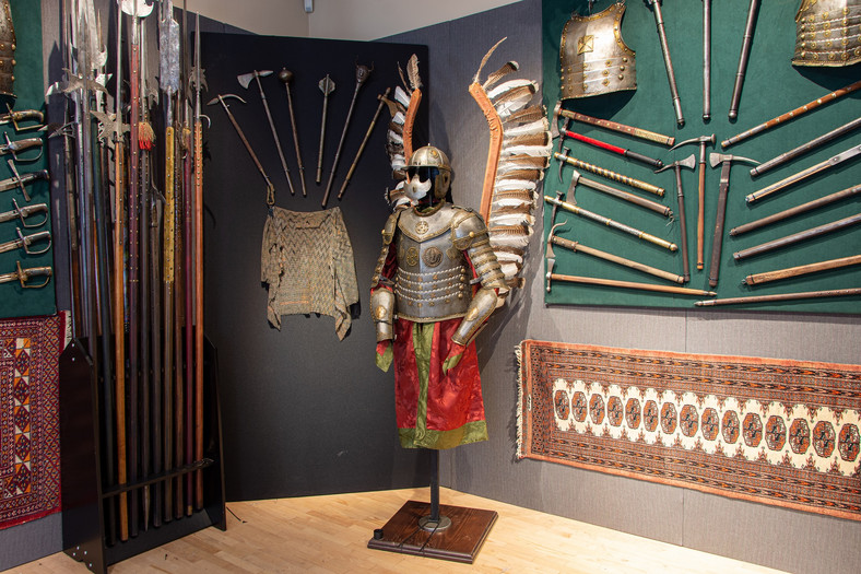 Charakterystyczna zbroja husarska wita zwiedzających wystawę Buławą i szablą