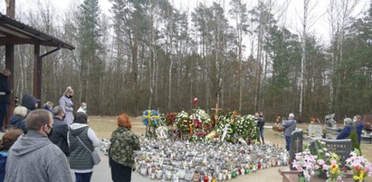 Tak teraz wygląda grób Krawczyka. Odwiedzają go dziesiątki osób. Ze zniczy ułożono wielkie serce [ZDJĘCIA]