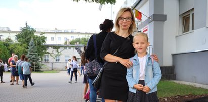 Początek roku szkolnego w Łodzi. - Będzie fajnie z kolegami - mówią uczniowie szkoły na Pogonce. Nauczyciele i rodzice obok radości mają dużo trosk