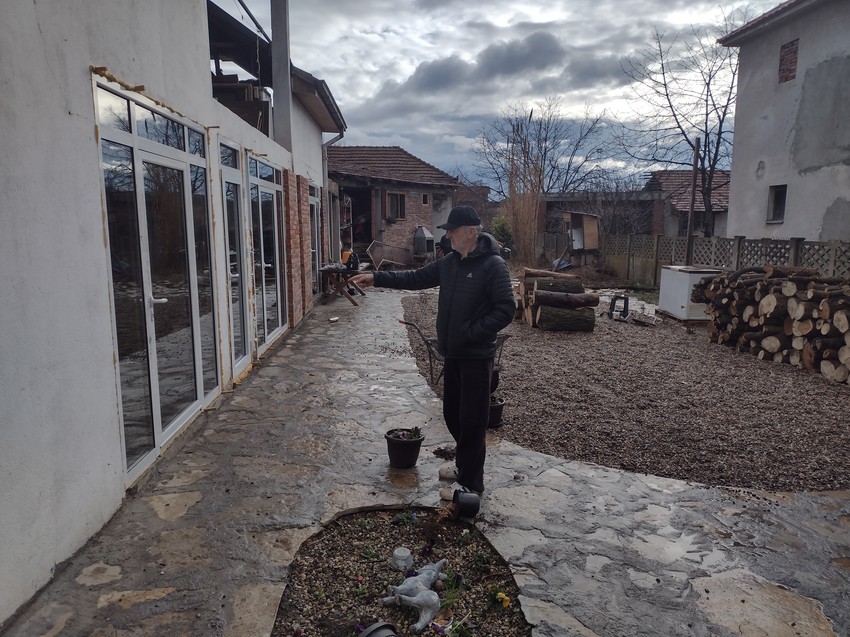 Komšija Milivoje Mitić pokazuje mesto gde je Sasa Dodić izbo Sašu Ilića pred vratima Ilićeve kuće 