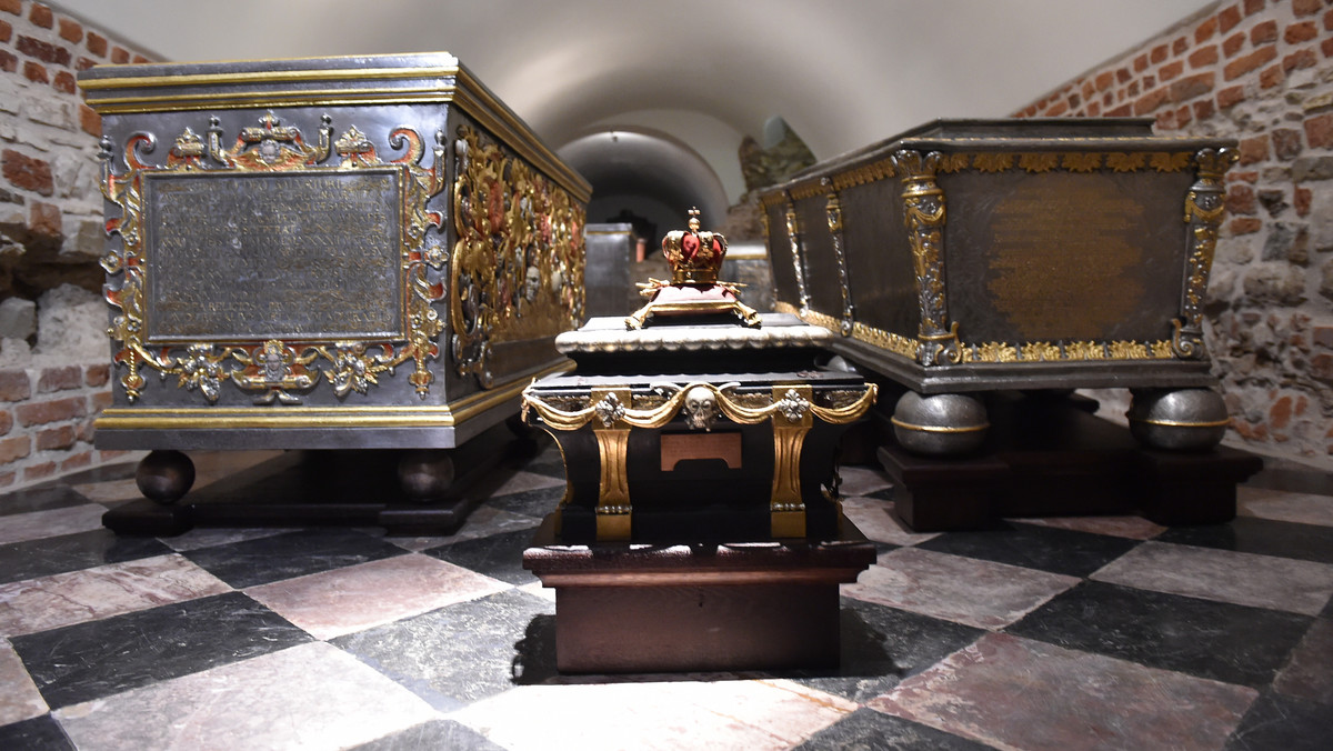 Kraków: pięć odnowionych sarkofagów królewskich wróciło do katedry na Wawelu