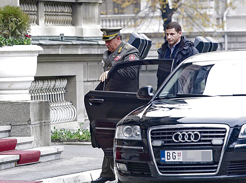 General Diković sa svojom pratnjom