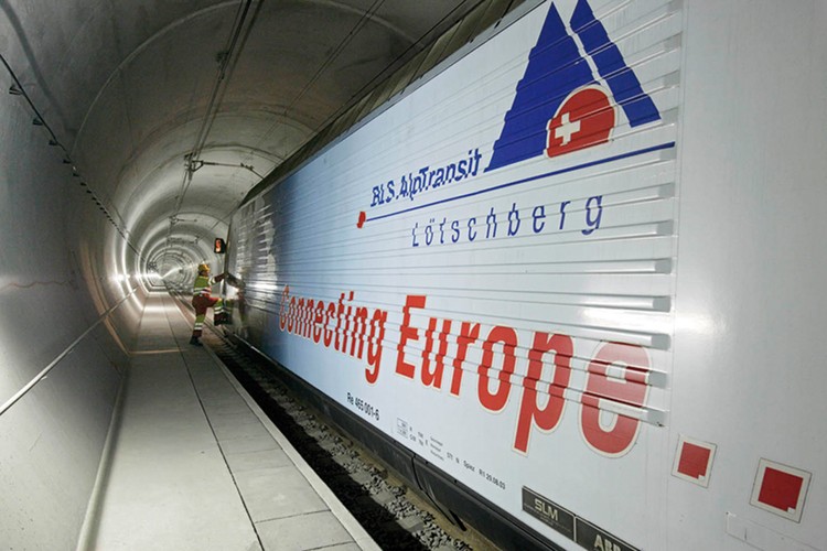 W październiku 2015 roku w tunelu rozpoczęły się testy licznych systemów – m.in. sterowania, łączności i wentylacji. Cztery miesiące temu spółka Alptransit Gotthard rozpoczęła testy pociągów towarowych - o długości nawet 1,5 km. Testy i wdrożenia realizowane z żelazną konsekwencją, żeby w grudniu tunel był gotowy do jazd rozkładowych. Taki jest plan Kolei Szwajcarskich.