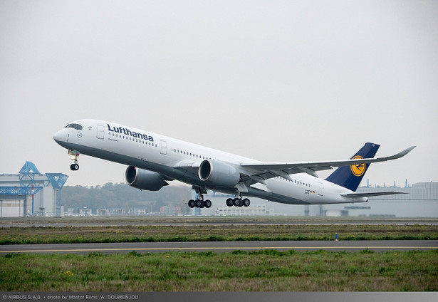 Airbus A350-900 podczas startu. Fot. Konrad Majszyk