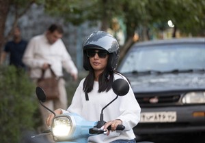 Žena na motoru u Teheranu, Iran