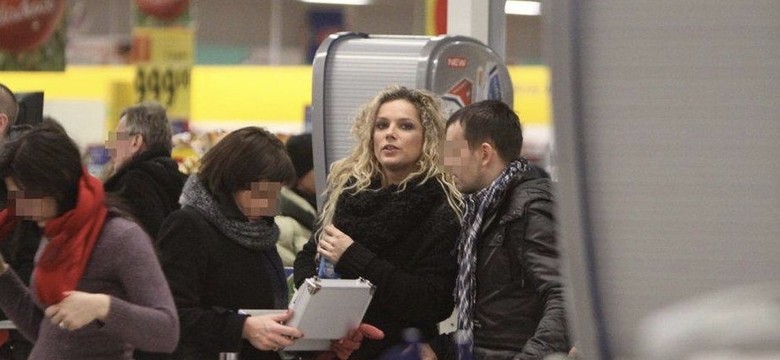 Żona milionera buszuje w supermarkecie