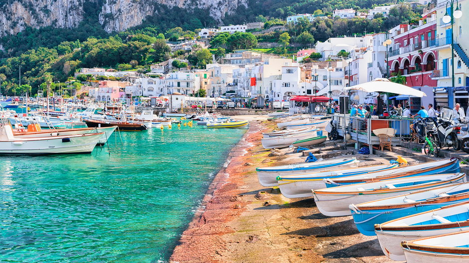 Port na wyspie Capri, Włochy (zdjęcie ilustracyjne)