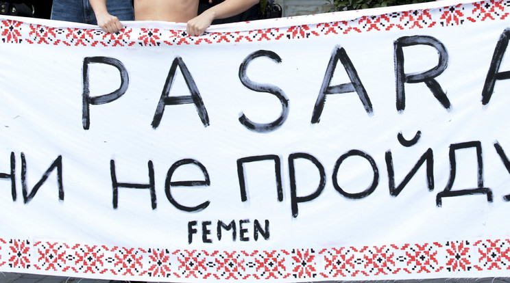 A Femen fegyveresei a spanyolországi orosz nagykövetség előtt tiltakoznak/Fotó: Northfoto