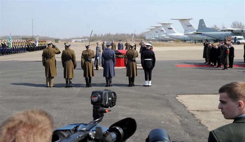 Wladymir Putin, poegnanie, trumna, Lech Kaczyński, katastrofa, śmierć prezydenta, Smoleńsk, Katyń