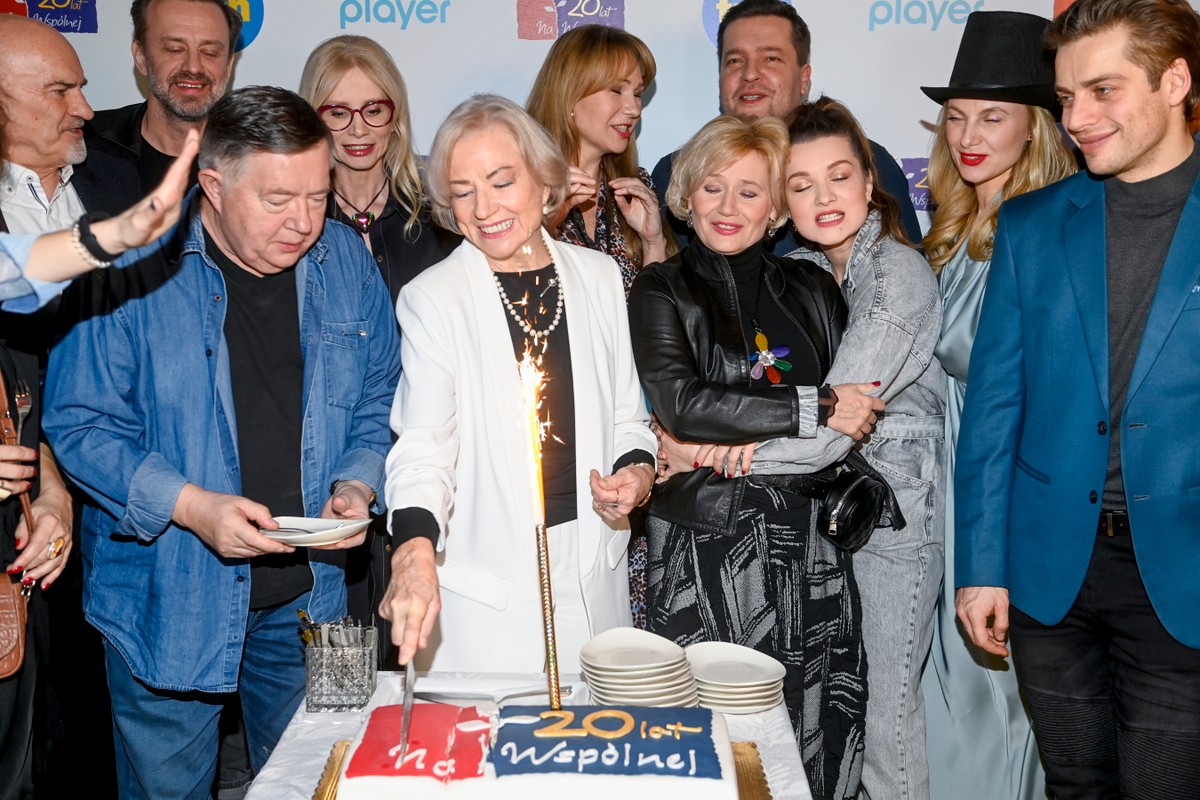 scena z: Lucyna Malec, Anna Guzik, Dawid Czupryński, Bożena Dykiel, Julia Chatys, Mieczysław Hryniewicz, Ewa Gawryluk,