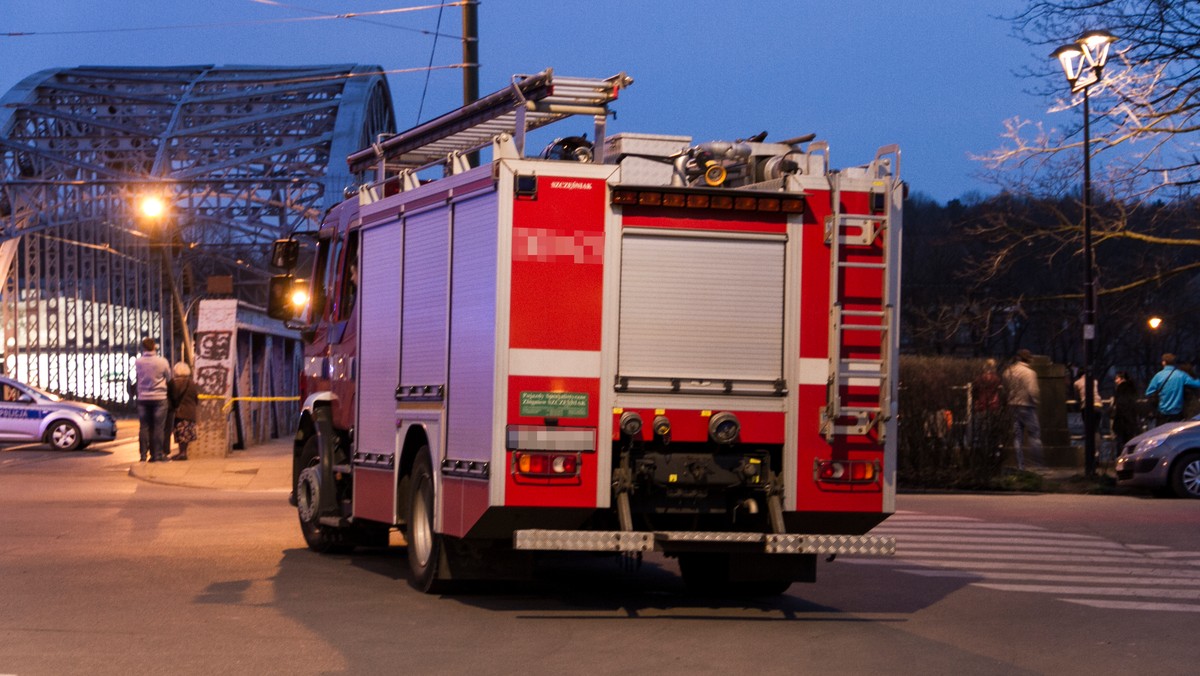 15 jednostek straży pożarnej gasiło nocny pożar na terenie stolarni w Okoninach Nadjeziornych w gminie Śliwice. Palił się jeden z budynków, a zgromadzone w nim materiały powodowały olbrzymie zadymienie.