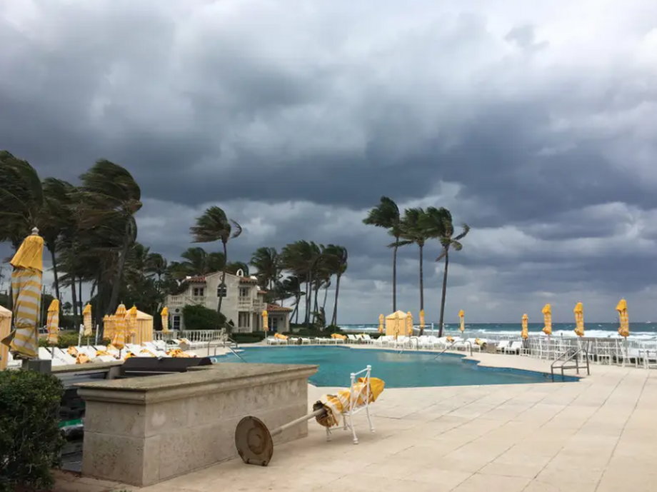 Jeden z basenów Trumpa w Mar-a-Lago wychodzi na Ocean Atlantycki.