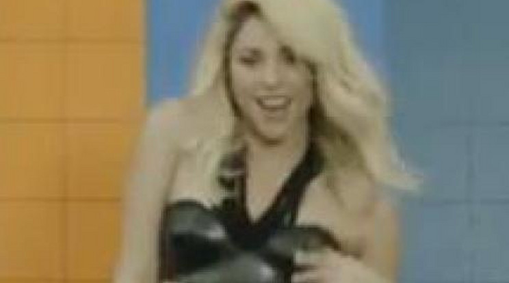 Kivágott bőrcuccban vonaglik Shakira - videó!