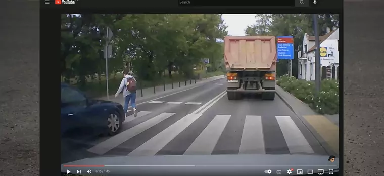 Groźne potrącenie na pasach w Warszawie. Co na to policja? [WIDEO]