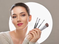 Nie świeć się! Sztuczki makijażowe na lato, które musisz znać