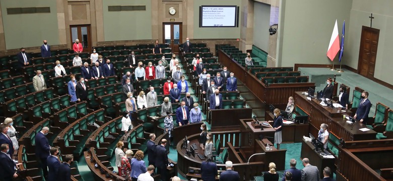 Pełnomocnik rządu nie odpowiedział na pytania opozycji o wyciek danych. ZASKAKUJĄCE TŁUMACZENIE