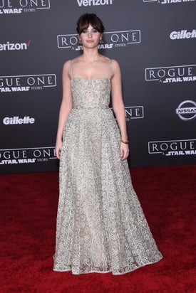 Felicity Jones a Zsivány Egyes – Egy Star Wars-történet  című film premierjén jelent meg egy finoman áttetsző Dior-ruhában, amiből csak úgy sugárzott a kifinomultság. (2016) 