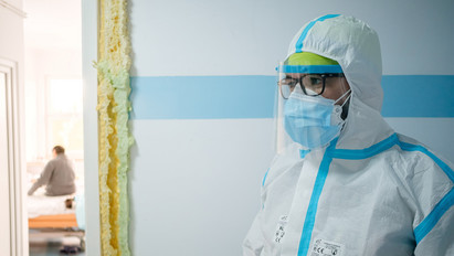 Romániát letarolja az omikron: egy hét alatt megnégyszereződött a fertőzöttek száma