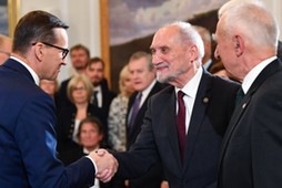 Premier Mateusz Morawiecki, poseł PiS Antoni Macierewicz, były sekretarz stanu w KPRM i pełnomocnik rządu ds. strategicznej infrastruktury energetycznej Piotr Naimski na wręczeniu najwyższych polskich odznaczeń - Orderów Orła Białego