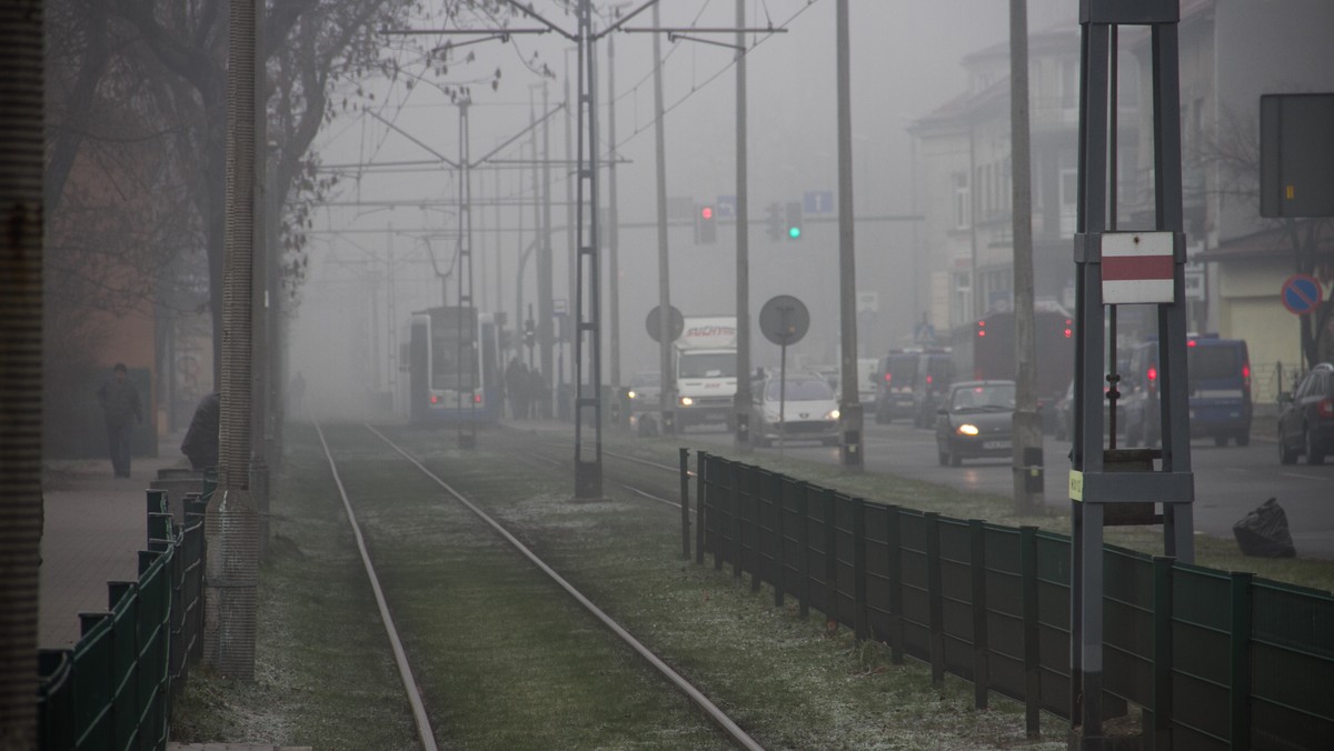 Smog kolejny dzień spowija Małopolskę. Mieszkańcy regionu się duszą, a prognozy zanieczyszczenia powietrza na kolejne dni są bardzo złe. Normy mogą zostać przekroczone nawet czterokrotnie. Dziś w Krakowie z powodu smogu wprowadzona zostanie bezpłatna komunikacja.