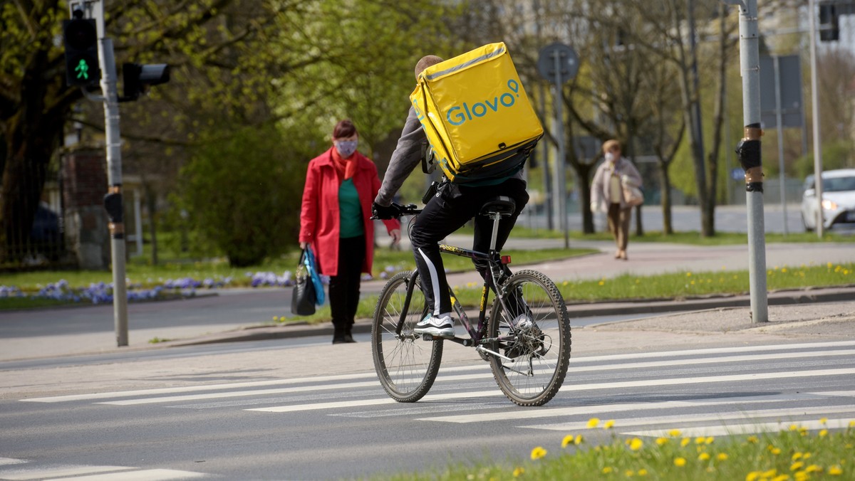 Kurierzy mają dość. Takie warunki oferują im Uber, Glovo i Wolt