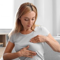 Mellrák figyelmeztető jelei: ez a módszer segíthet időben észrevenni!