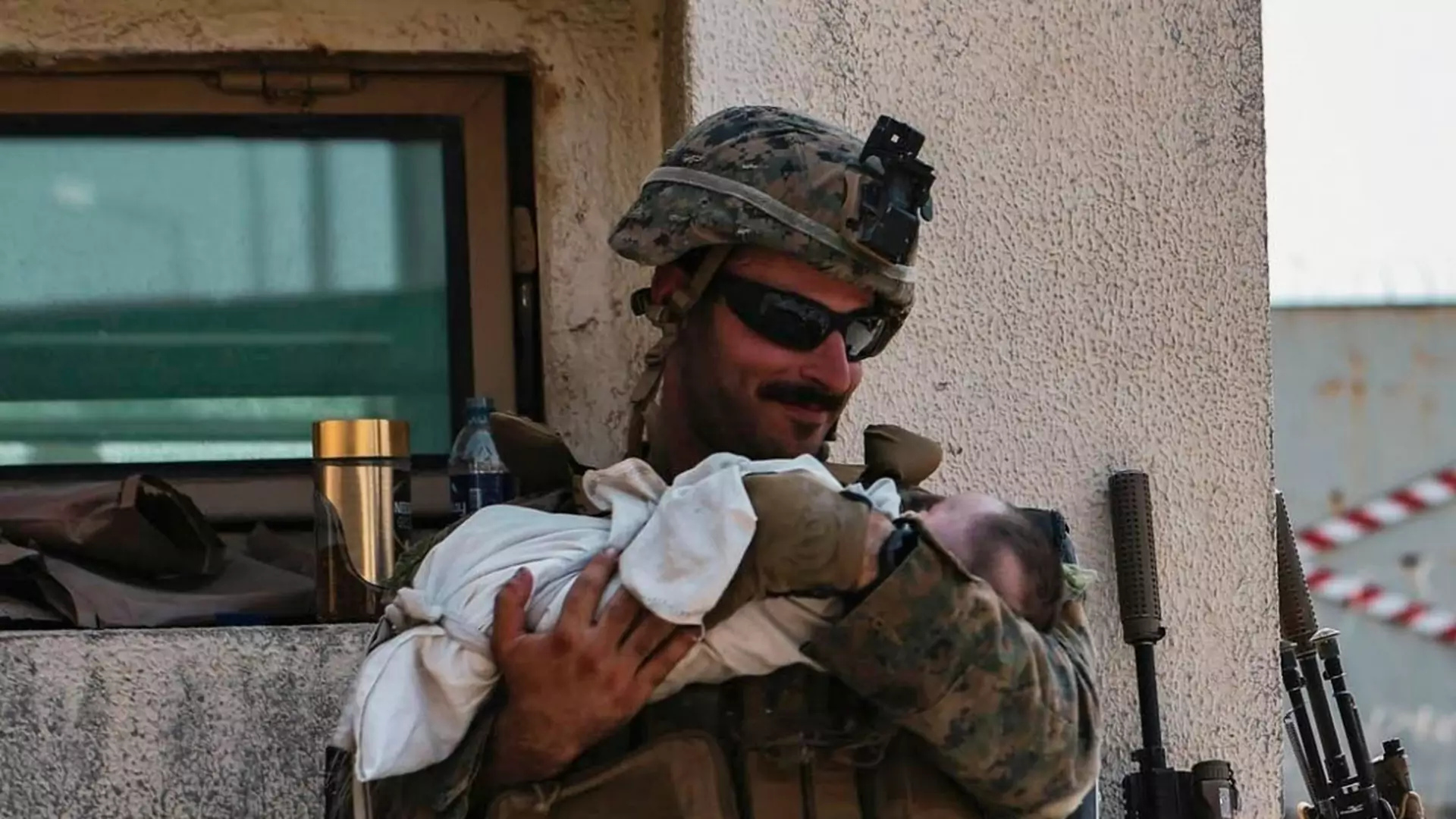 Żołnierz uspokaja niemowlę podczas ewakuacji. To zdjęcie poruszyło świat 