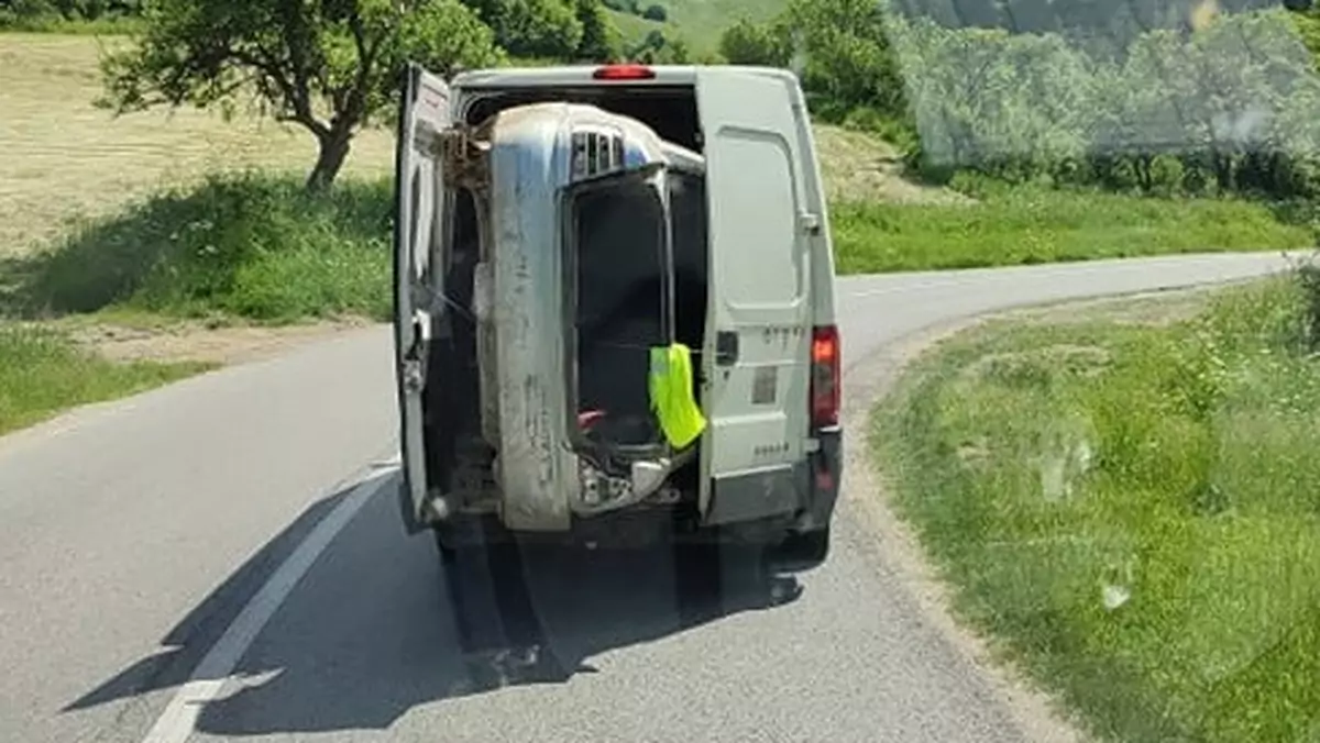 Kierowca busa przewożący Audi wykazał się wielką kreatywnością... i nieodpowiedzialnością