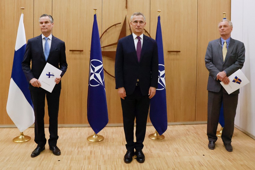 Finski i švedski ambasadori u NATO Klaus Korhonen i Aksel Vernhof sa generalnim sekretarom Jensom Stoltenbergom (C)