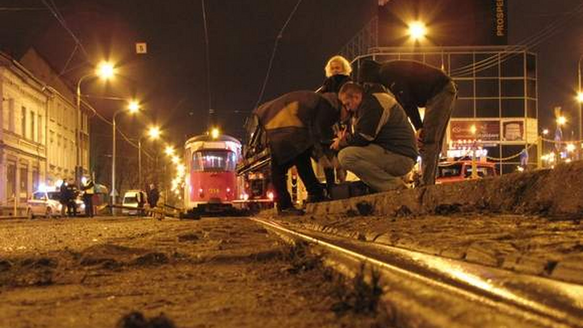 Około 22.25 w centrum Gorzowa doszło do groźnego wypadku. Tramwaj potrącił pieszego. Mężczyzna zginął - poinformowała straż pożarna i MZK.