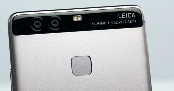 P9 (u góry) wyróżnia się podwójnym aparatem opracowanym we współpracy z firmą Leica. P9 Lite musi zadowolić się jednym obiektywem.