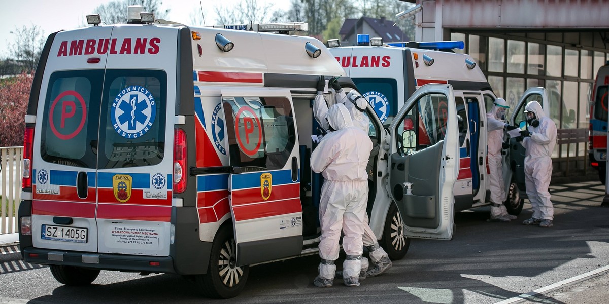 Zakazeni koronawirusem przywiezieni do szpitala zakaznego w Raciborzu.