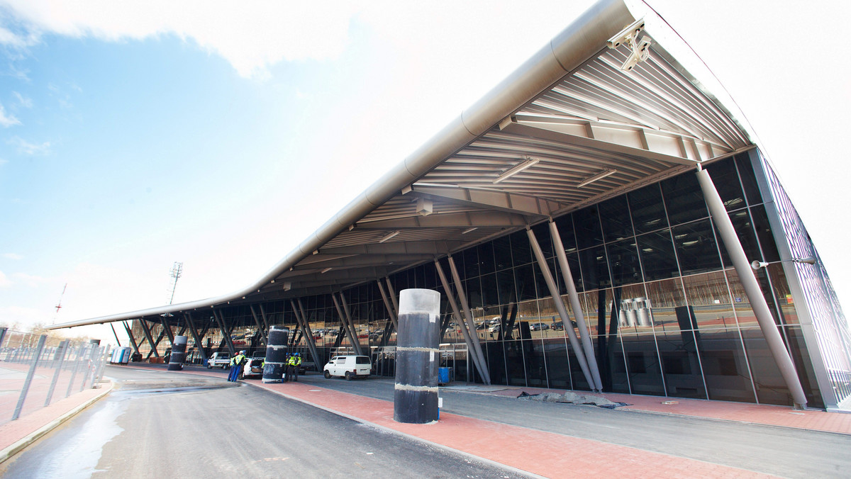 Ok. 250 osób w roli pasażerów testowało w sobotę nowy terminal na łódzkim lotnisku im. Władysława Reymonta. Terminal ma zacząć obsługiwać pasażerów w najbliższą środę - pierwsi będą kibice przylatujący na Euro 2012 oraz pasażerowie lotów czarterowych.